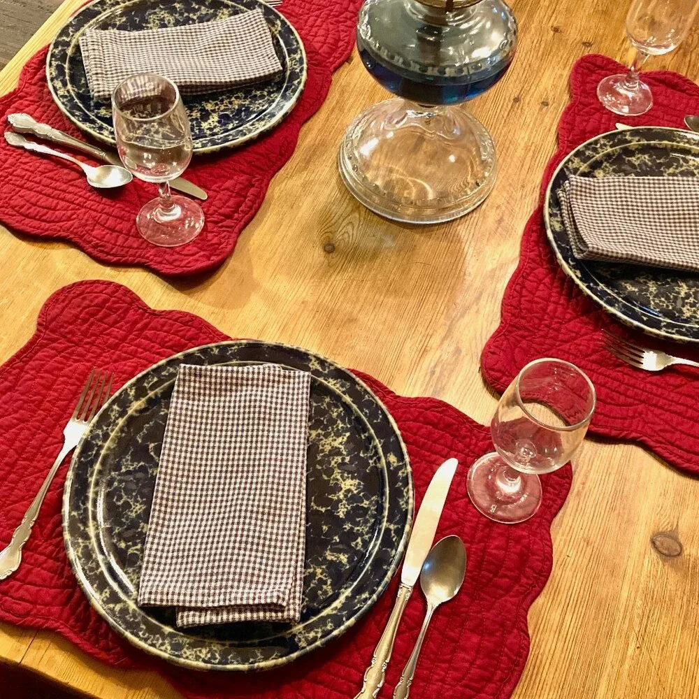 Set of 4 Quilted Matelasse Placemats w Scallops, 2-sided